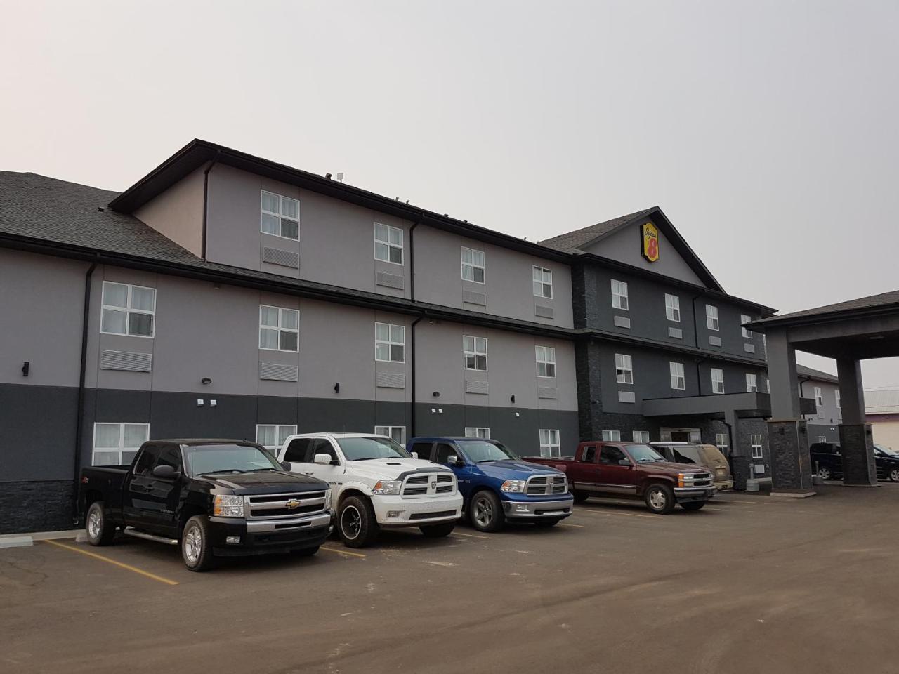 Super 8 By Wyndham Hardisty Hotel Exterior photo